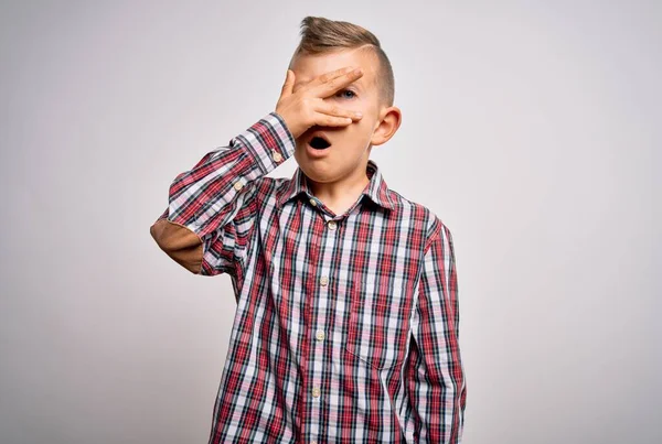 Joven Niño Caucásico Con Ojos Azules Usando Camisa Elegante Pie — Foto de Stock