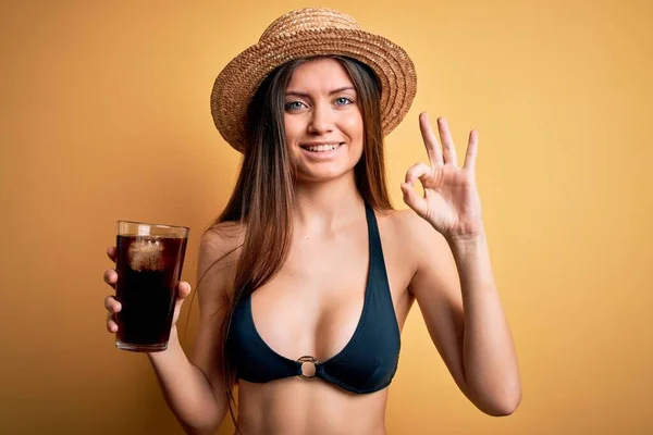 Mladá Krásná Žena Modrýma Očima Dovolené Bikinách Klobouku Pití Cola — Stock fotografie