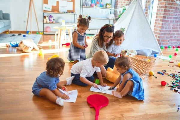 Vacker Lärare Och Grupp Småbarn Sitter Golvet Ritning Med Papper — Stockfoto