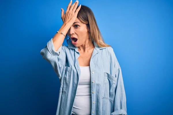 Mulher Bonita Meia Idade Vestindo Camisa Casual Sobre Fundo Azul — Fotografia de Stock