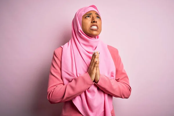 Молода Афро Американська Африканка Одягнена Муслім Хіджаб Через Ізольоване Рожеве — стокове фото