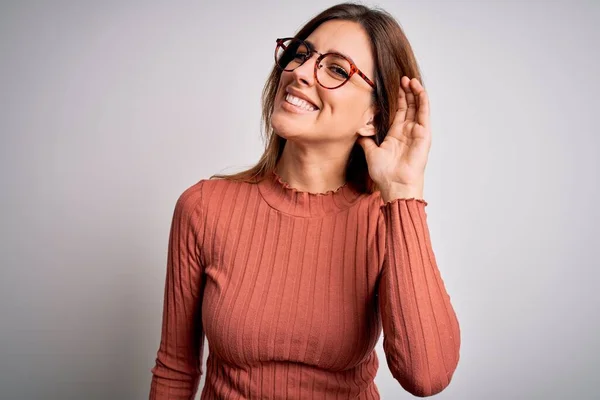 Jonge Mooie Brunette Vrouw Dragen Casual Trui Bril Witte Achtergrond — Stockfoto