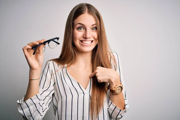 Młoda Piękna Ruda Optyczna Kobieta Trzyma Okulary Odizolowanym Białym Tle — Zdjęcie stockowe