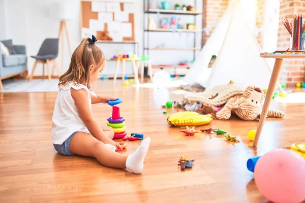 Junge Schöne Blonde Mädchen Kind Genießt Spielschule Mit Spielzeug Kindergarten — Stockfoto