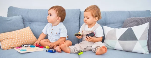 Prachtige Peuters Zitten Bank Spelen Met Speelgoed Thuis — Stockfoto