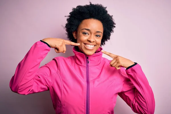 Joven Afroamericana Afro Deportista Con Pelo Rizado Con Ropa Deportiva —  Fotos de Stock