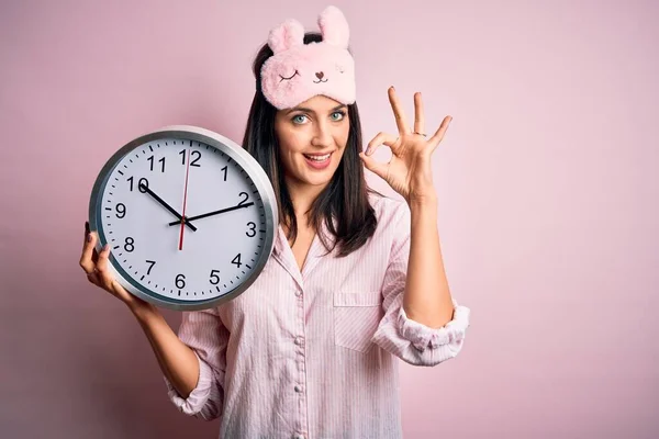 Jovem Morena Com Olhos Azuis Vestindo Pijama Segurando Grande Relógio — Fotografia de Stock