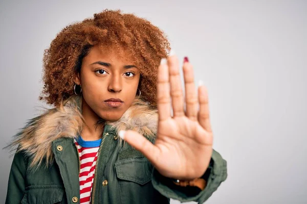 Mladý Krásný Afroamerická Afro Žena Kudrnaté Vlasy Sobě Ležérní Zimní — Stock fotografie