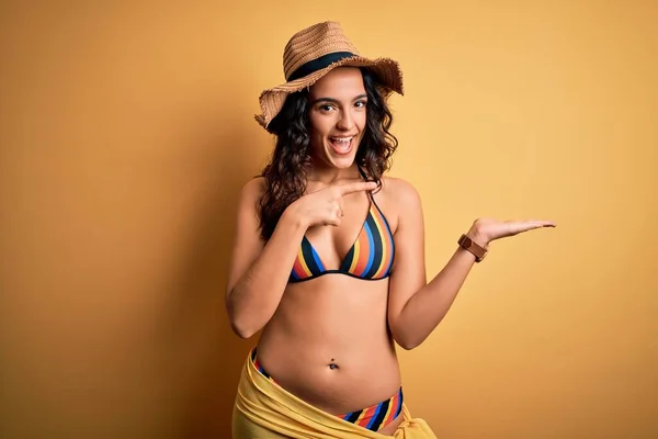 Joven Hermosa Mujer Con Pelo Rizado Vacaciones Con Bikini Sombrero — Foto de Stock