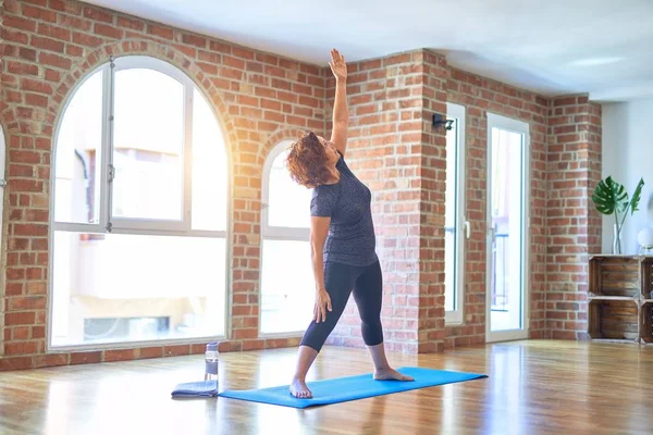 Bellissimo Sportwoman Mezza Età Tappetino Piedi Praticare Yoga Facendo Posa — Foto Stock