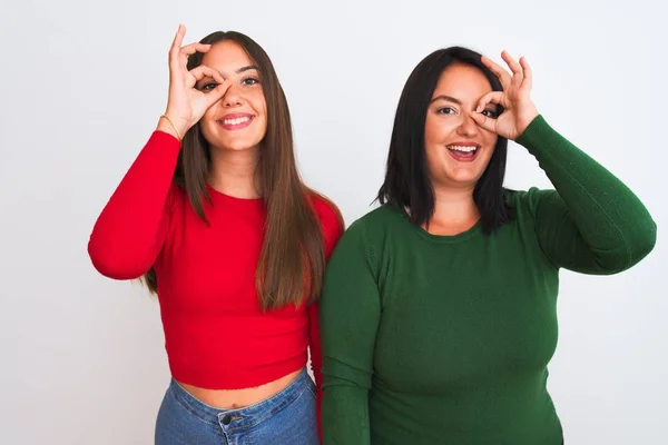 Junge Schöne Frauen Lässiger Kleidung Stehen Vor Isoliertem Weißen Hintergrund — Stockfoto