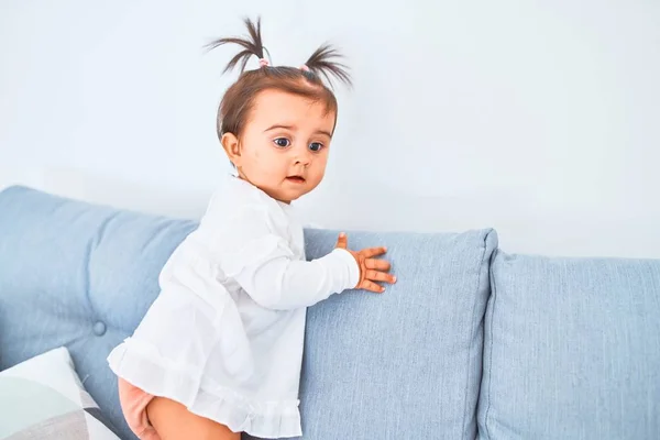 Schönes Kleinkind Freut Sich Kindergarten Über Buntes Spielzeug Auf Dem — Stockfoto