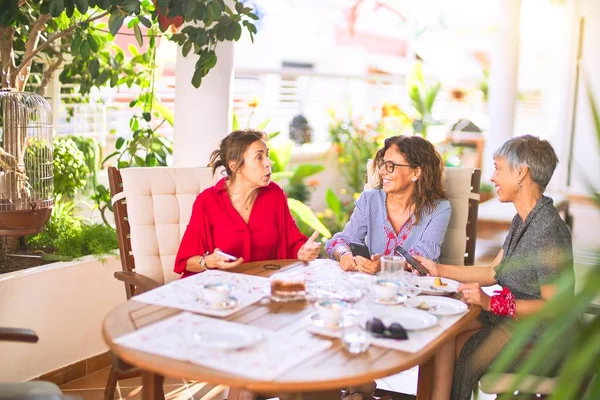 Bijeenkomst Van Middelbare Leeftijd Vrouwen Die Lunchen Koffie Drinken Volwassen — Stockfoto