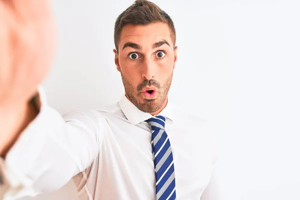 Joven Hombre Negocios Guapo Tomando Selfie Usando Teléfono Inteligente Sobre — Foto de Stock