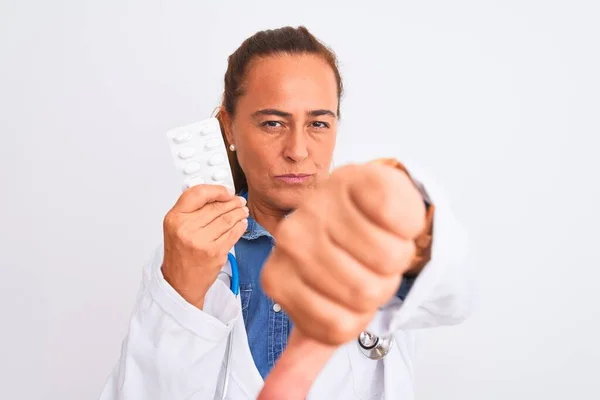 Dokter Wanita Paruh Baya Yang Menunjukkan Pil Resep Dengan Latar — Stok Foto