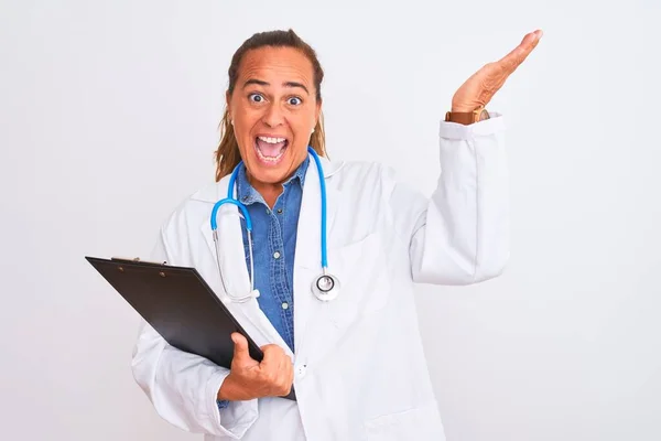 Dokter Wanita Dewasa Usia Pertengahan Memegang Papan Klip Atas Latar — Stok Foto
