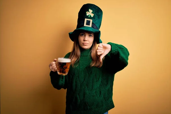 Νεαρή Όμορφη Γυναίκα Φορώντας Πράσινο Καπέλο Πίνοντας Βάζο Μπύρας Στον — Φωτογραφία Αρχείου