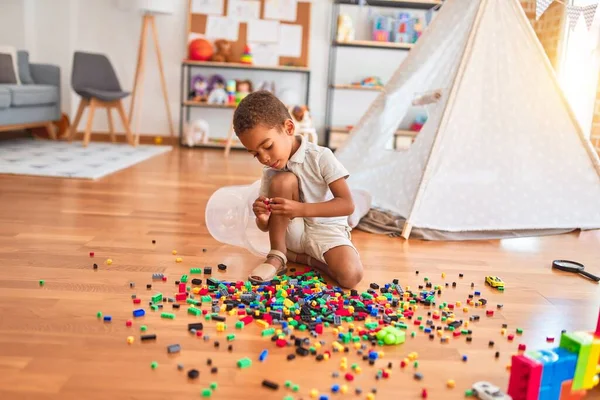 Vackra Afrikanska Amerikanska Småbarn Leker Med Små Byggstenar Dagis — Stockfoto