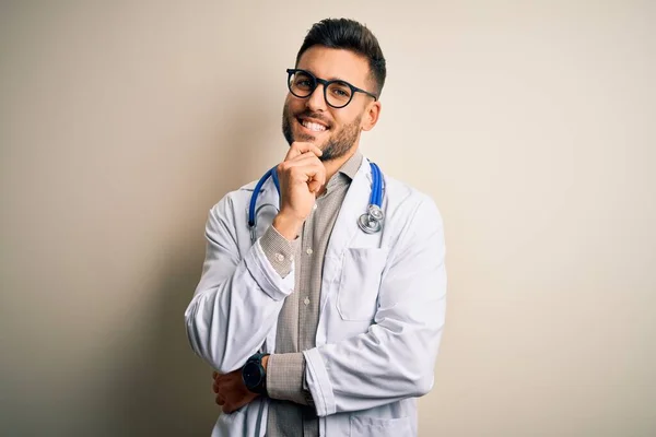 Homem Jovem Médico Vestindo Óculos Roupão Branco Médico Estetoscópio Sobre — Fotografia de Stock