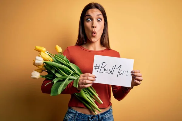 Mulher Bonita Celebrando Dia Das Mães Segurando Melhor Mensagem Mãe — Fotografia de Stock