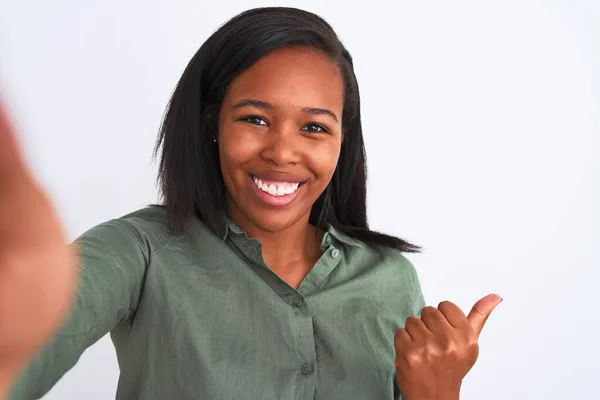 Linda Jovem Afro Americana Tomando Selfie Sobre Fundo Isolado Gritando — Fotografia de Stock