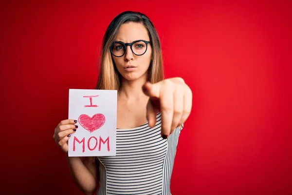 Jonge Mooie Vrouw Houden Papier Met Liefde Moeder Bericht Vieren — Stockfoto