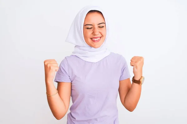 Νεαρό Όμορφο Αραβικό Κορίτσι Φορώντας Μαντίλα Στέκεται Πάνω Από Απομονωμένο — Φωτογραφία Αρχείου