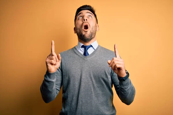 Joven Hombre Negocios Guapo Con Suéter Elegante Corbata Sobre Fondo — Foto de Stock