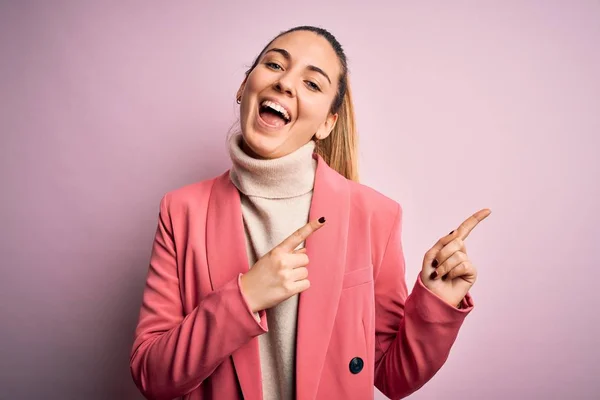 Jonge Mooie Blonde Zakenvrouw Met Blauwe Ogen Dragen Elegante Roze — Stockfoto