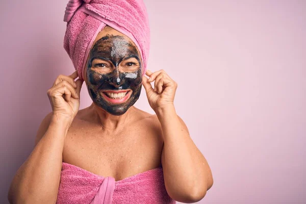 Mujer Morena Mediana Edad Con Máscara Belleza Negro Sobre Fondo — Foto de Stock