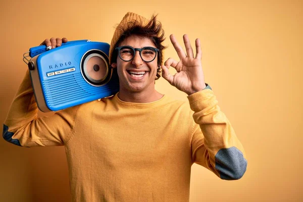 Jonge Knappe Man Met Vintage Radio Staan Geïsoleerde Gele Achtergrond — Stockfoto