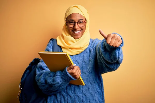 Giovane Studentessa Afroamericana Con Hijab Musulmano Zaino Mano Che Approva — Foto Stock