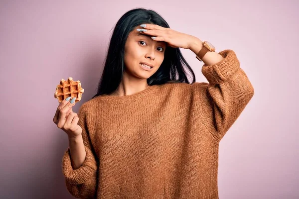 Zole Edilmiş Pembe Arka Planda Waffle Tutan Genç Güzel Çinli — Stok fotoğraf