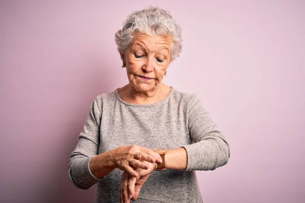 Wanita Cantik Senior Mengenakan Kaos Kasual Berdiri Atas Latar Belakang — Stok Foto