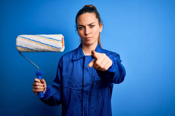 Young Beautiful Blonde Painter Woman Blue Eyes Painting Wearing Uniform — Stock Photo, Image