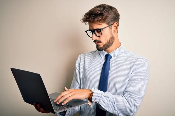 Joven Hombre Negocios Con Gafas Trabajo Utilizando Portátil Pie Sobre —  Fotos de Stock