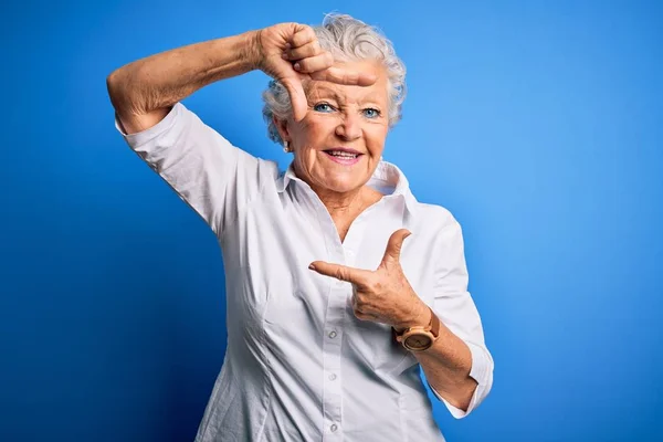 Senior Belle Femme Portant Chemise Élégante Debout Sur Fond Bleu — Photo