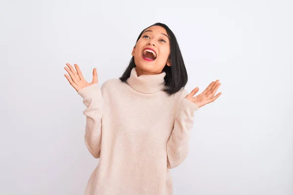 Mujer China Joven Con Jersey Cuello Alto Pie Sobre Fondo —  Fotos de Stock