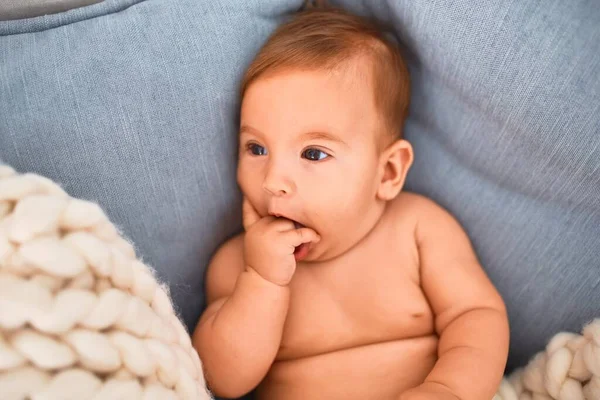 自宅のソファの上に毛布の上に寝そべっている愛らしい赤ちゃん 新生児のリラックスと休息快適な — ストック写真