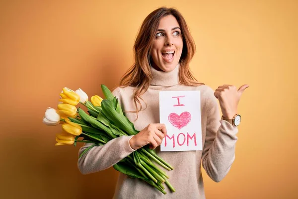 Beautiful Brunette Woman Holding Love Mom Message Tulips Celebrating Mothers — Stock Photo, Image