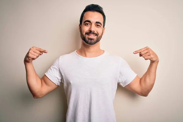 Junger Gutaussehender Mann Mit Bart Lässigem Shirt Vor Weißem Hintergrund — Stockfoto