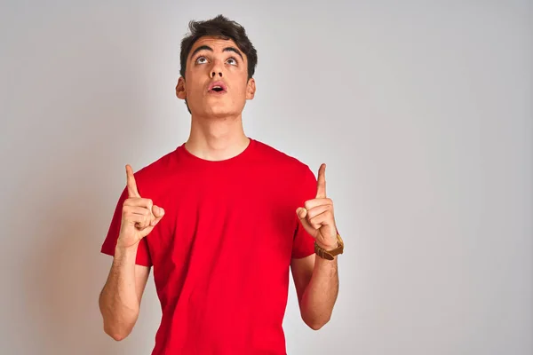 Adolescente Niño Vistiendo Camiseta Roja Sobre Fondo Blanco Aislado Asombrado —  Fotos de Stock