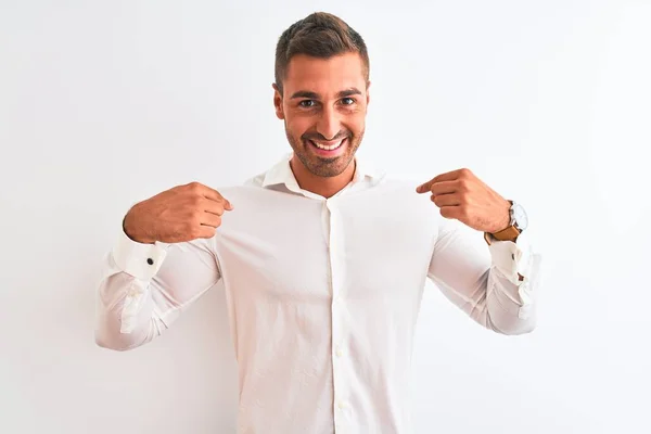 Joven Hombre Negocios Guapo Con Camisa Elegante Sobre Fondo Aislado —  Fotos de Stock