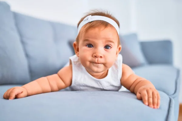 Förtjusande Bebis Som Ligger Soffan Hemma Nyfödd Avkopplande Och Vilar — Stockfoto