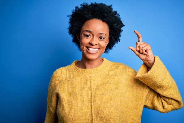 Ung Vacker Afroamerikansk Afro Kvinna Med Lockigt Hår Bär Gul — Stockfoto