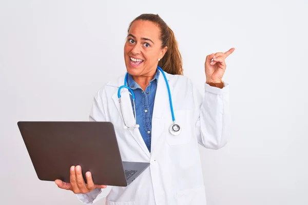 Médico Maduro Meia Idade Mulher Segurando Laptop Computador Sobre Fundo — Fotografia de Stock