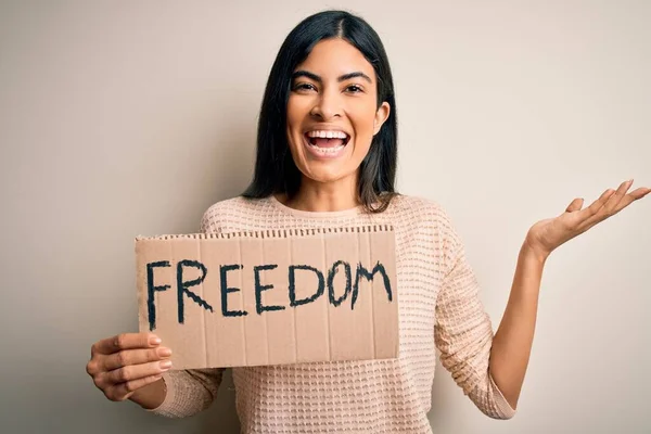 Jovem Bela Mulher Hispânica Segurando Bandeira Protesto Liberdade Pedindo Liberdade — Fotografia de Stock