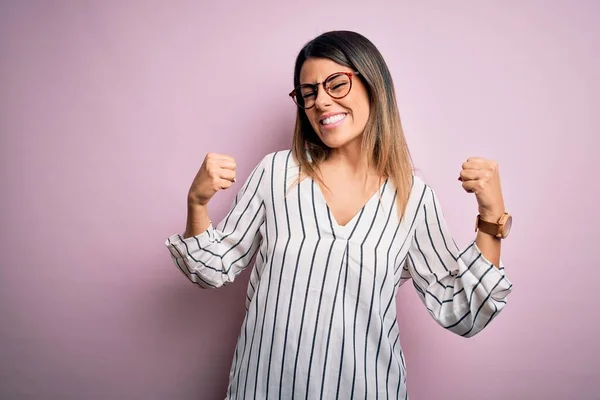 Jonge Mooie Vrouw Draagt Casual Gestreepte Shirt Bril Roze Achtergrond — Stockfoto