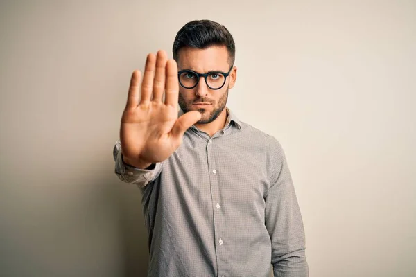 Homem Bonito Jovem Vestindo Camisa Elegante Óculos Sobre Fundo Branco — Fotografia de Stock