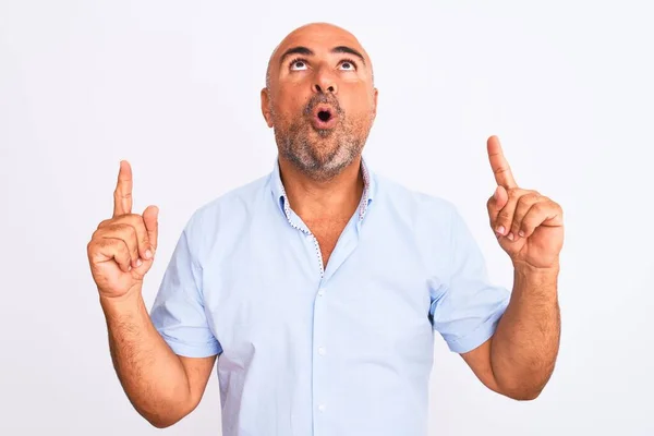 Homem Bonito Meia Idade Vestindo Camisa Casual Sobre Fundo Branco — Fotografia de Stock